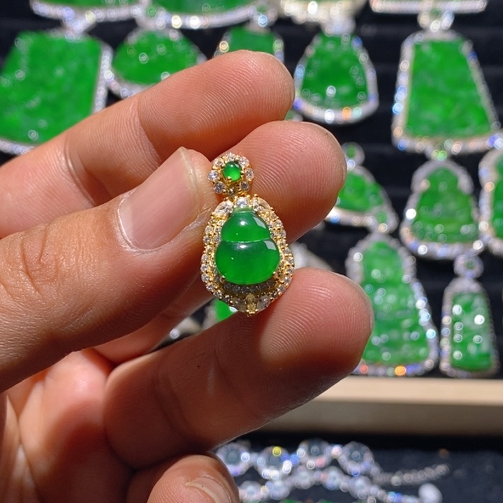 翡翠颈饰未镶嵌天然A货翡翠