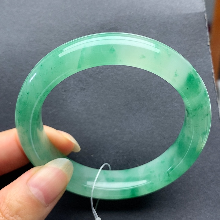 靠***己石英质玉未镶嵌手镯