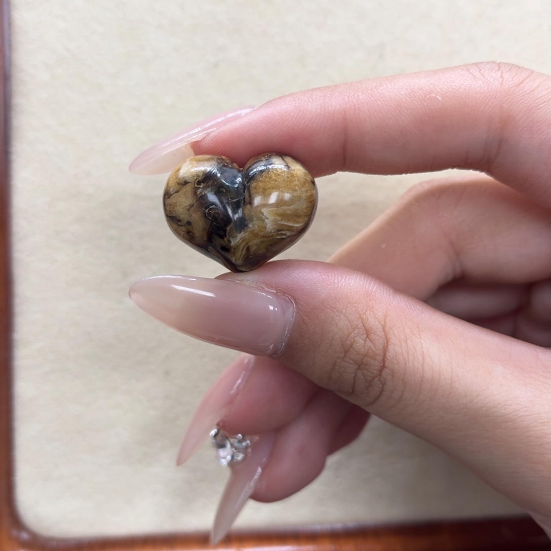 琥珀未镶嵌裸石天然琥珀屁桃妖花18克价