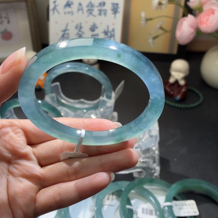 翡翠未镶嵌手镯高冰蓝起光