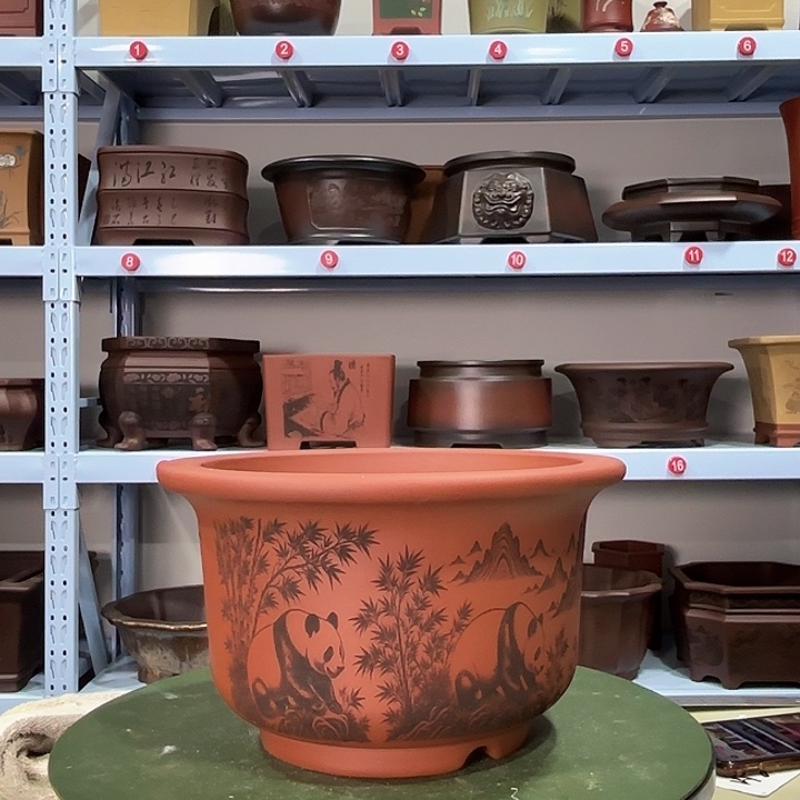 紫砂花盆刻绘熊猫