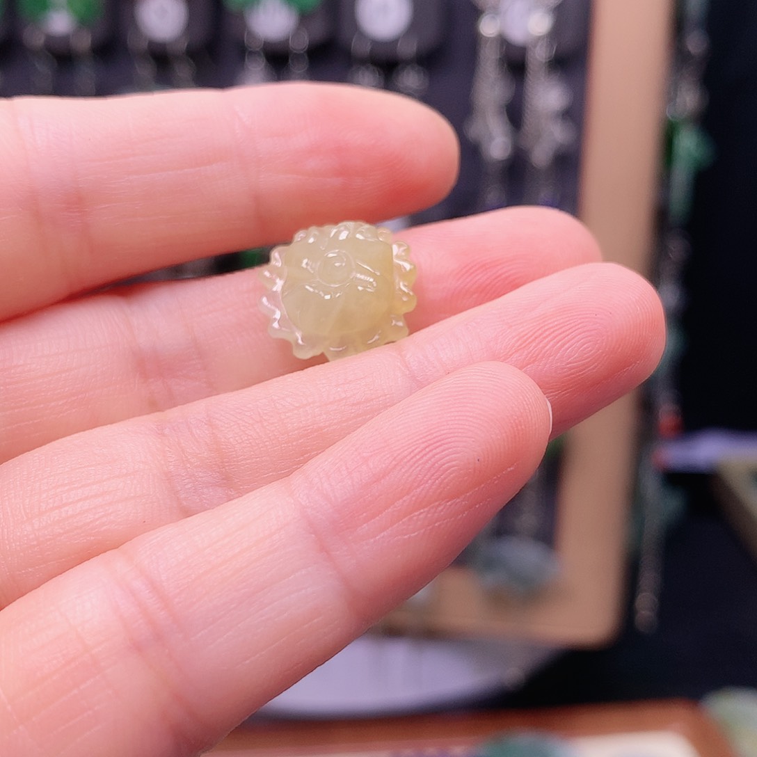 吧***克翡翠未镶嵌颈饰精美