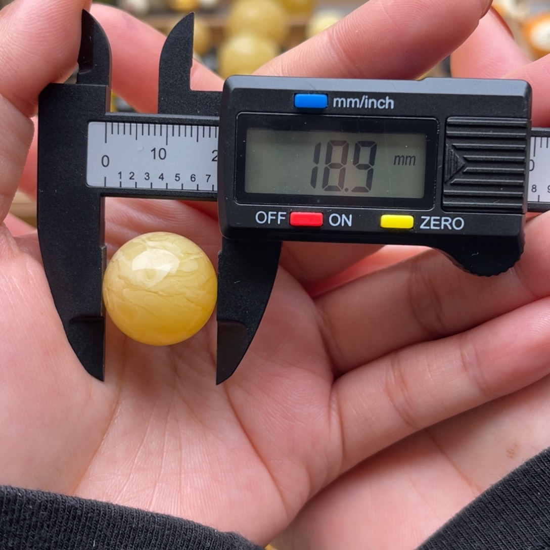 '****琥珀未镶嵌裸石蜜蜡圆珠笑