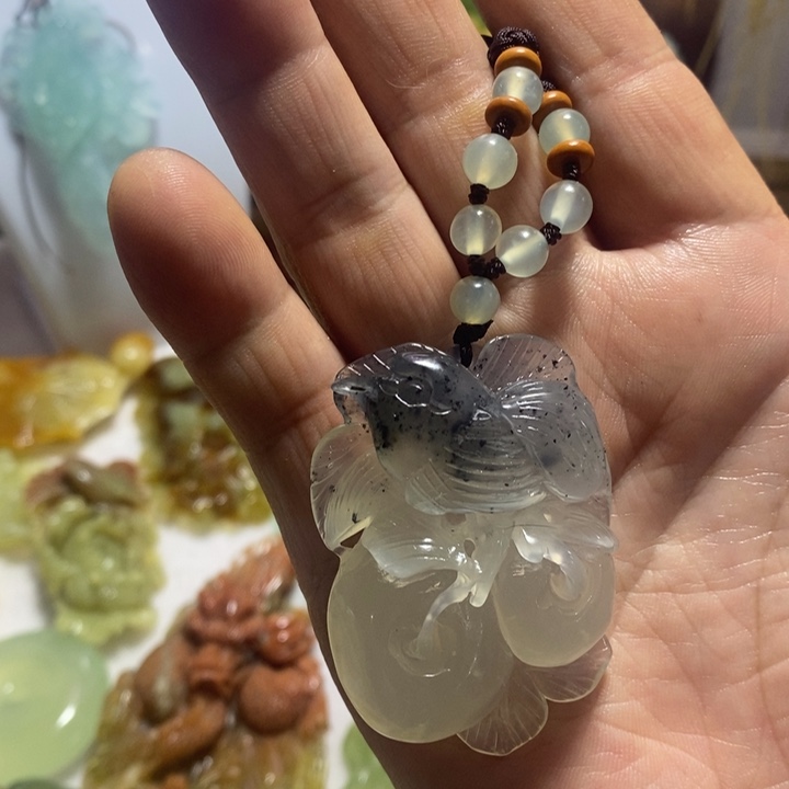 蛇纹石玉未镶嵌颈饰