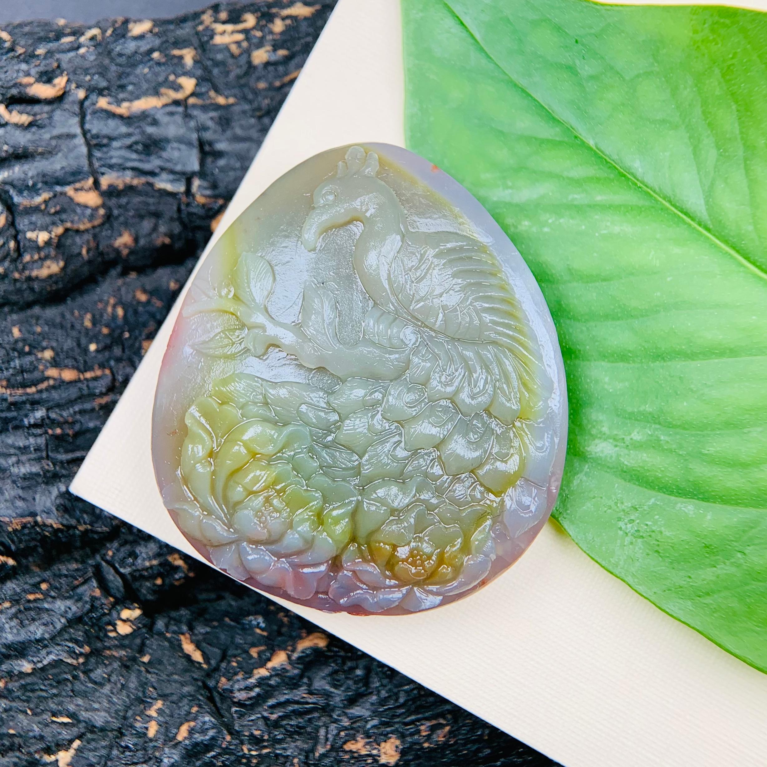 天然老矿原矿七彩盐源玛瑙精工雕刻牡丹孔雀俏色吊坠摆件