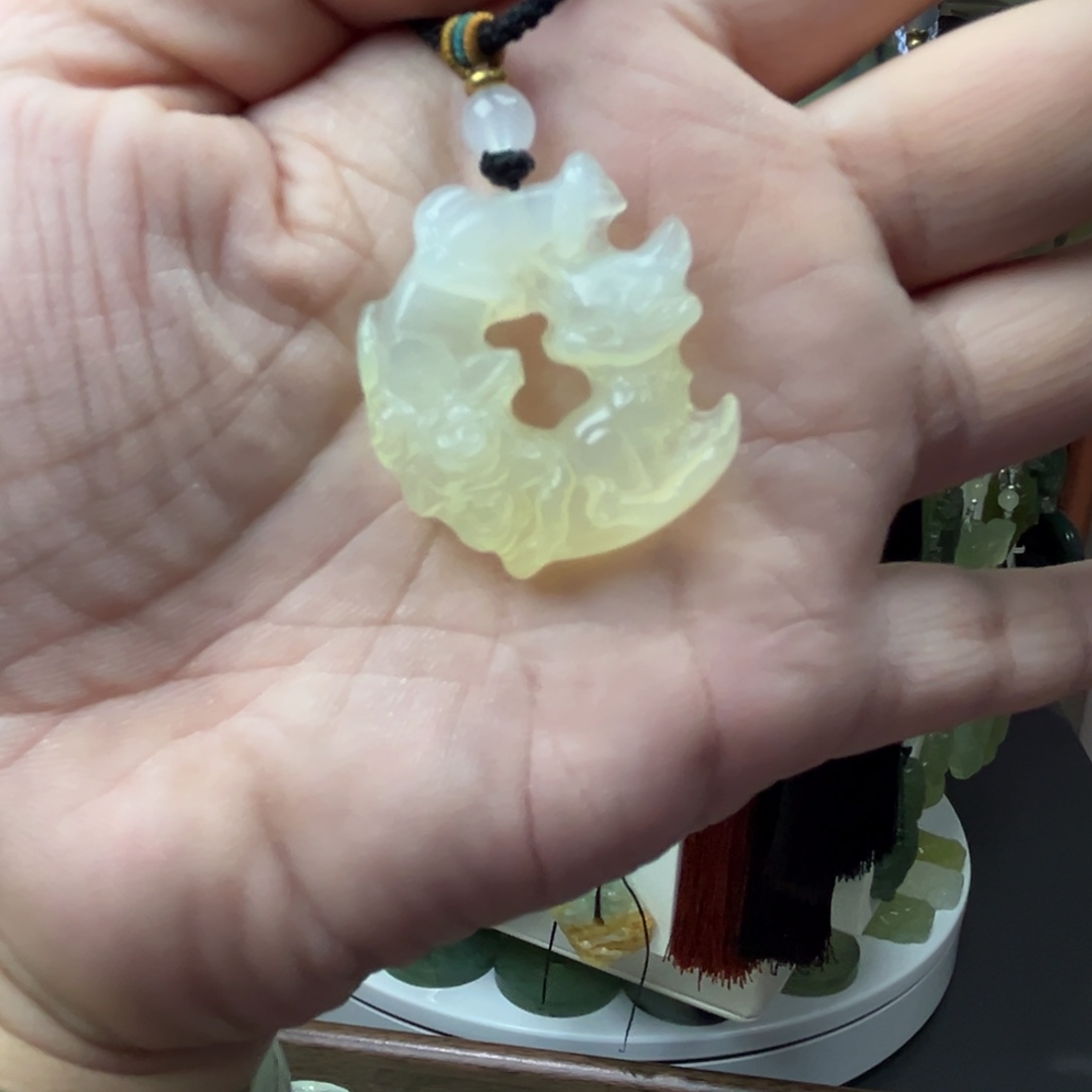 蛇纹石玉未镶嵌颈饰