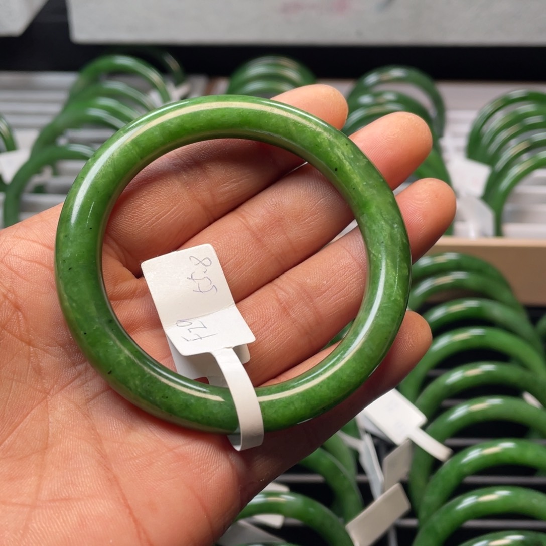 和田玉（碧玉）手镯未镶嵌瑕疵款