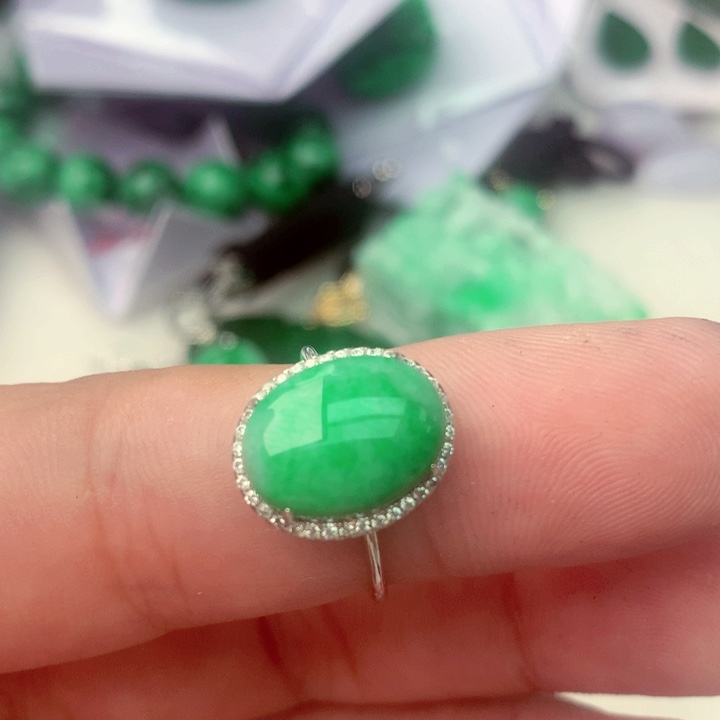 翡翠戒指未镶嵌多