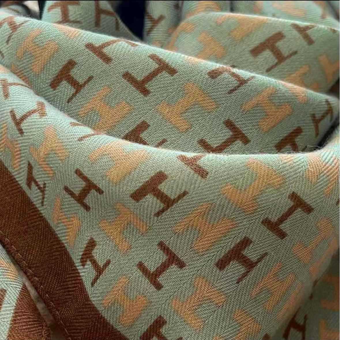 2025新款磁吸扣三角丝巾护颈棉麻方巾女秋冬洋气围脖气质百搭丝巾