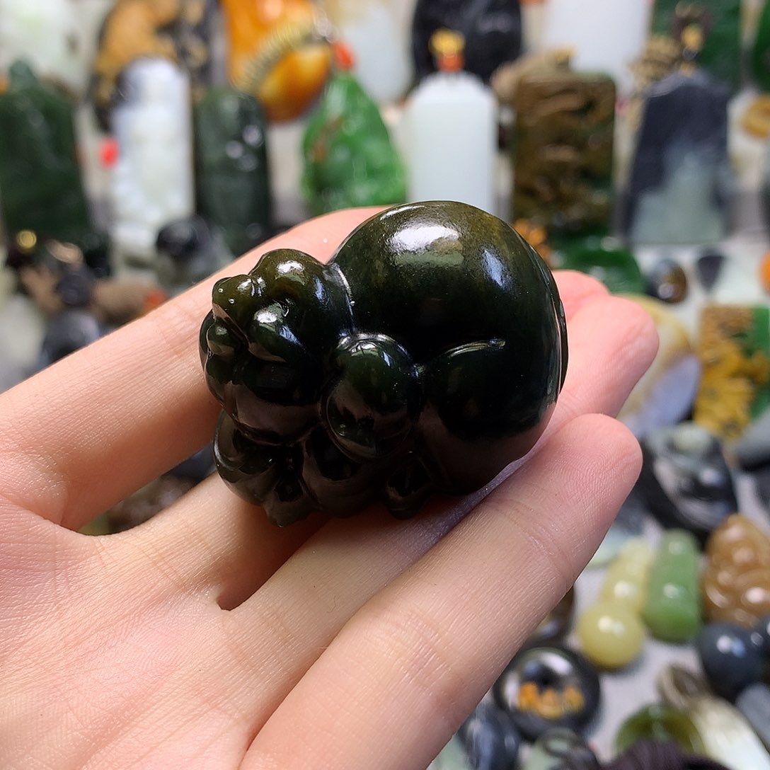 和田玉未镶嵌颈饰君*。