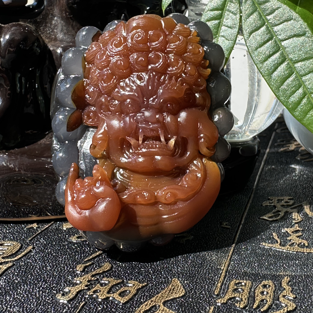 天然玛瑙俏色巧雕三色御龙黑财神大黑天