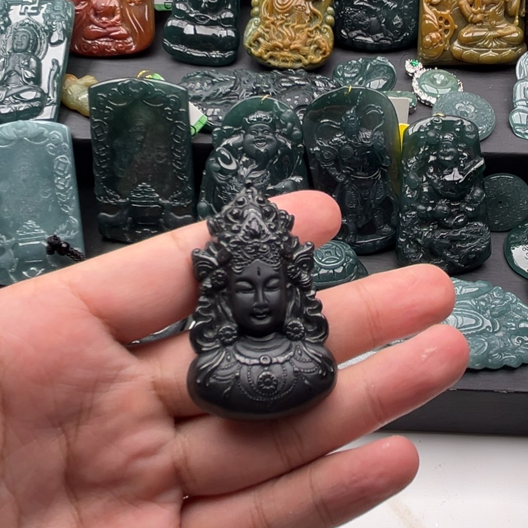 呆***萌翡翠未镶嵌颈饰观音