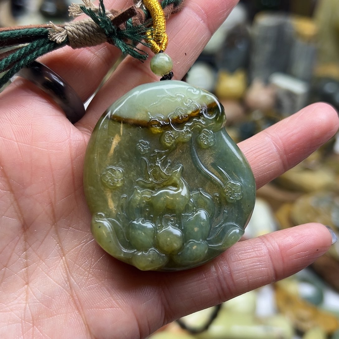 岫玉未镶嵌颈饰玉石王花玉小鹿