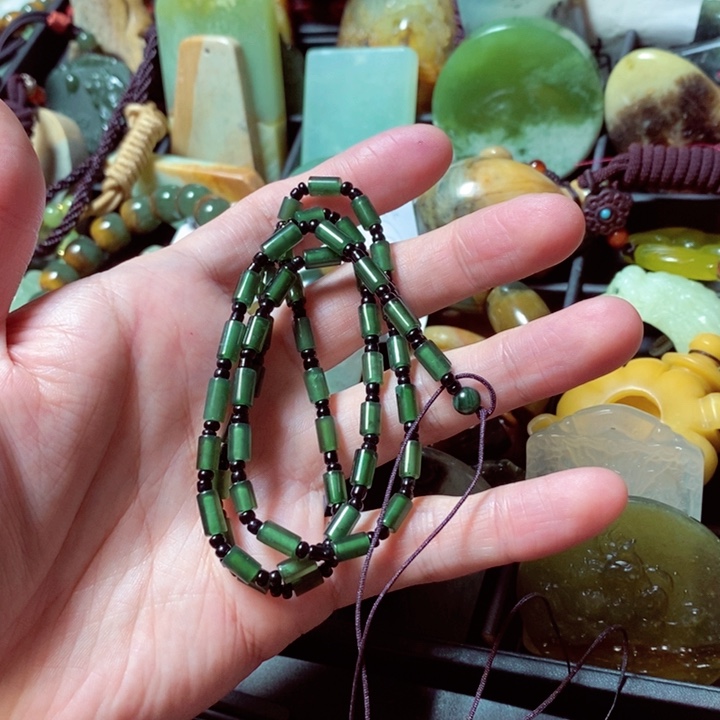 蛇纹石玉颈饰未镶嵌