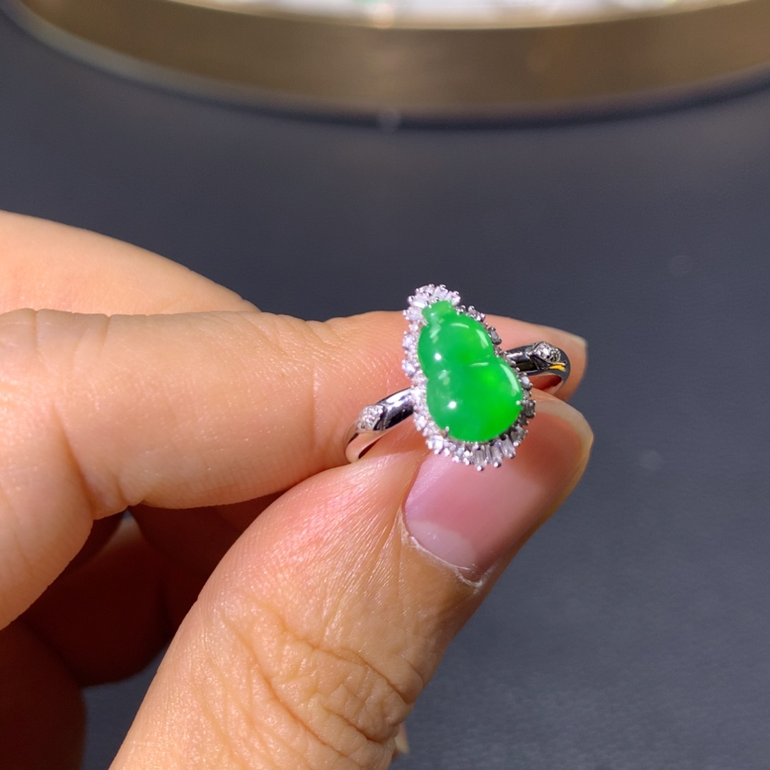 翡翠戒指18K金镶嵌翡翠