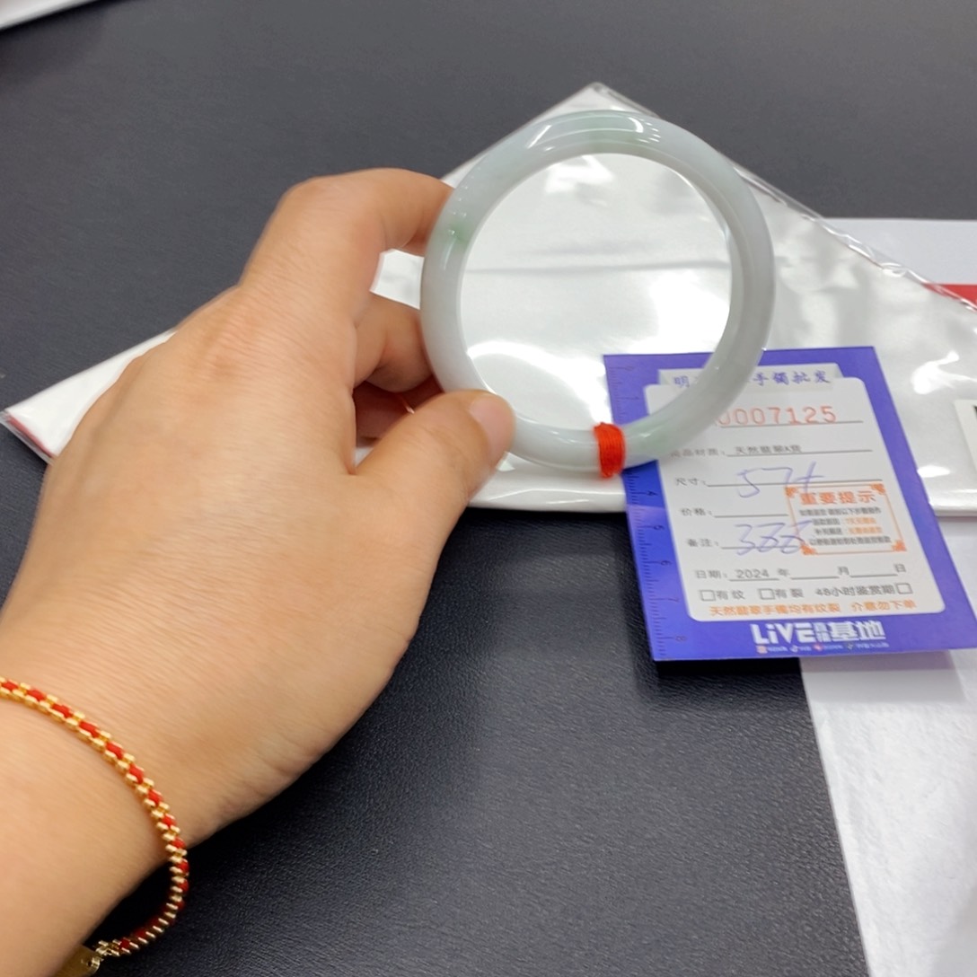 翡翠手镯未镶嵌翡翠手镯