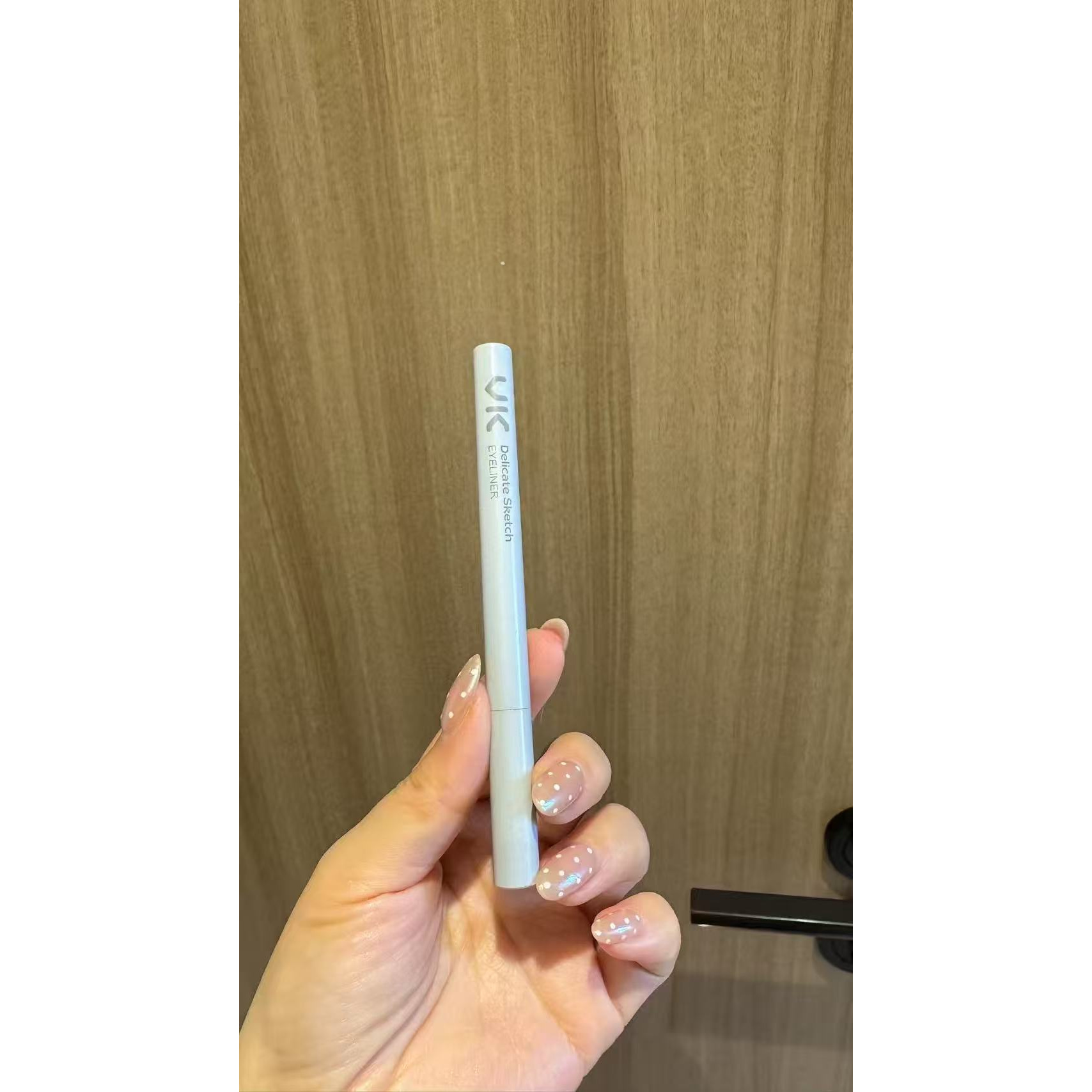 DALILI-精细柔软毛刷笔触流畅显色持妆耐汗眼线液笔