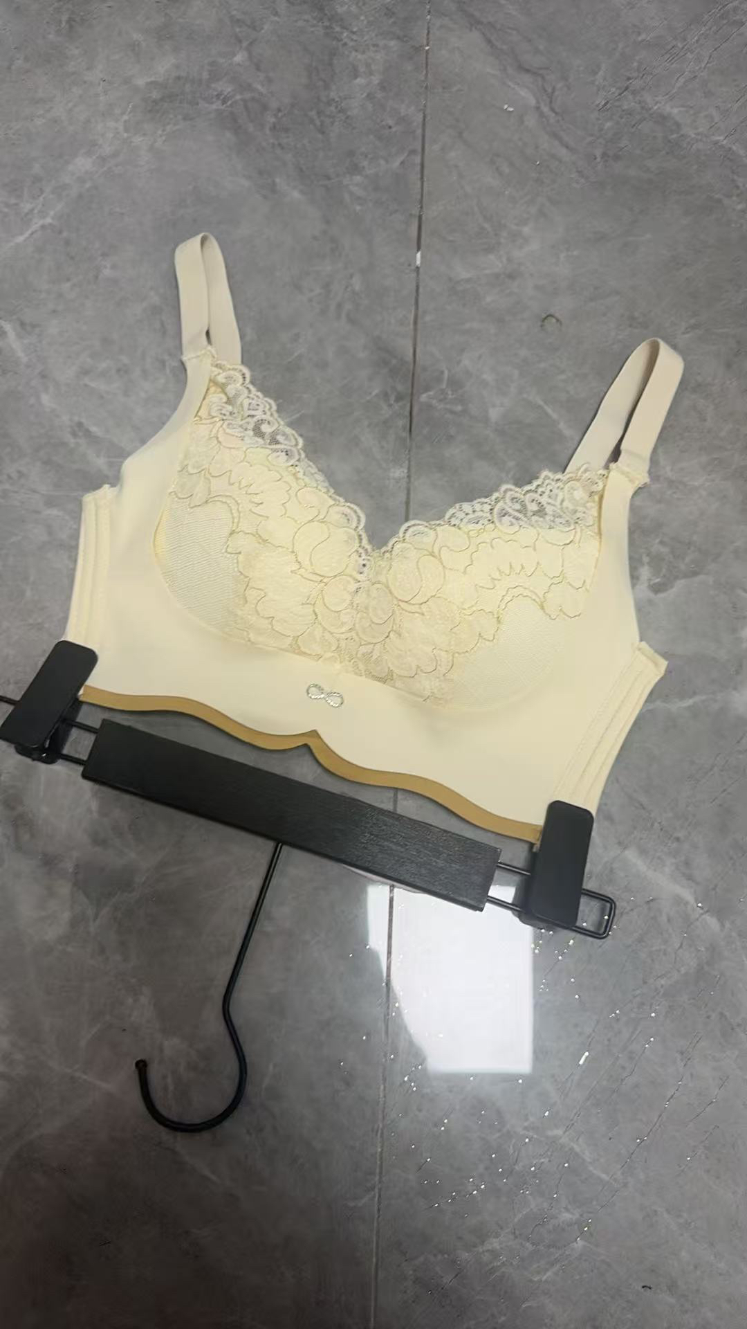 小胸聚拢性感美背蕾丝吊带背心