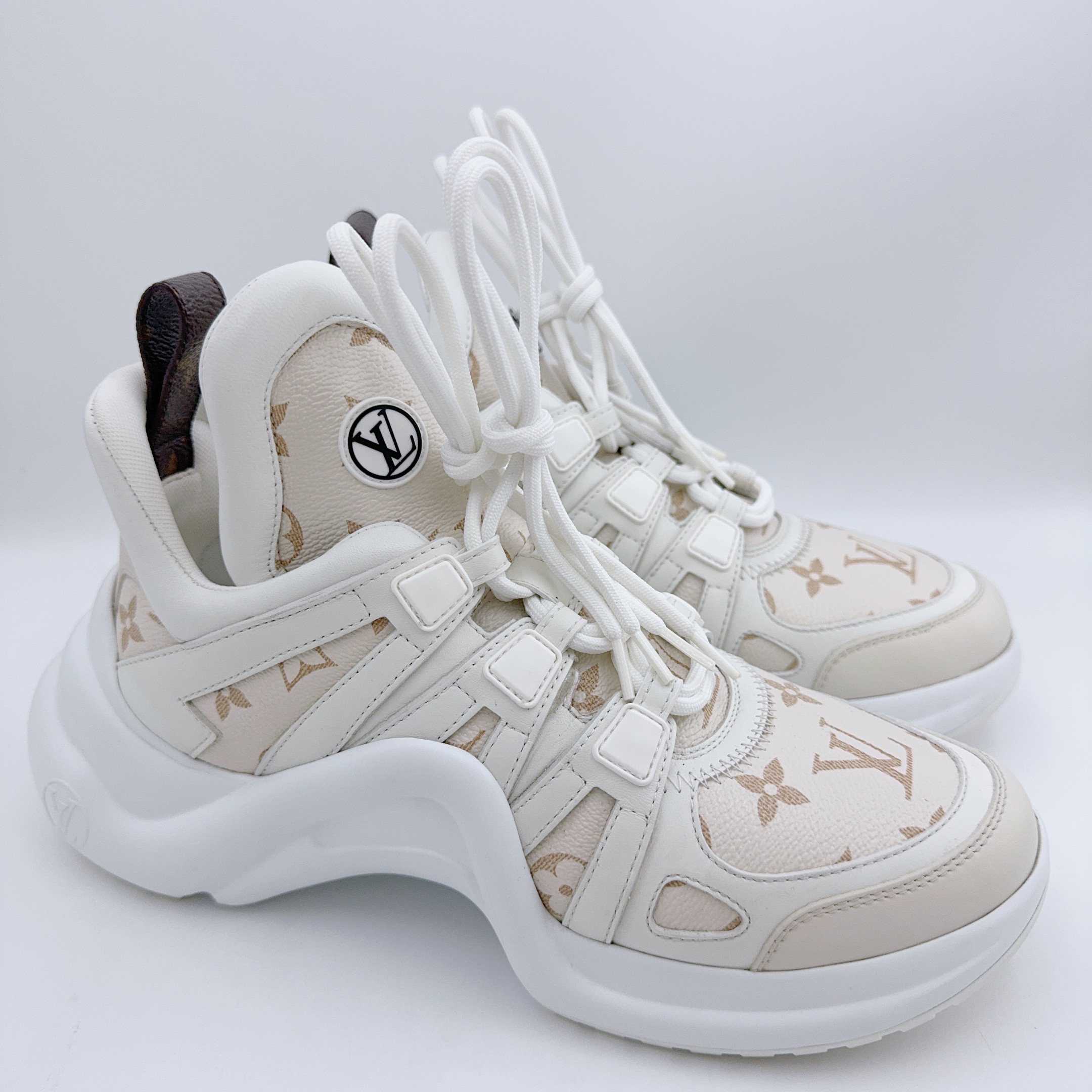 95新 LouisVuitton/路易威登 39码/全皮奶茶满印拱桥老爹鞋/02338