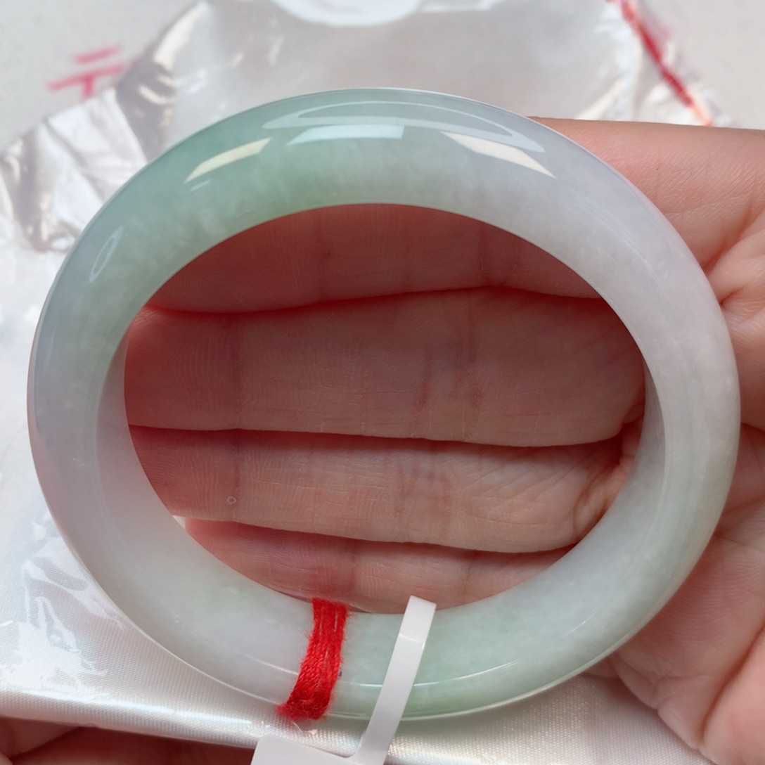 翡翠手镯未镶嵌56圈