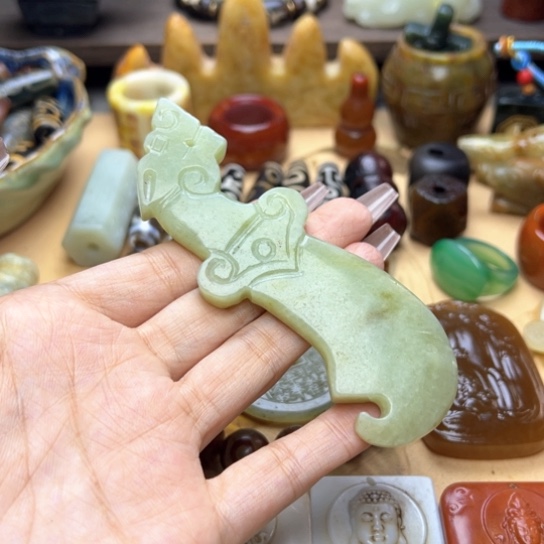 蛇纹石玉未镶嵌颈饰