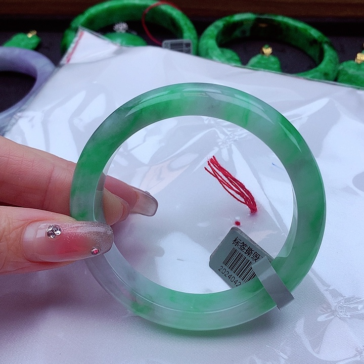 翡翠手镯未镶嵌翡翠