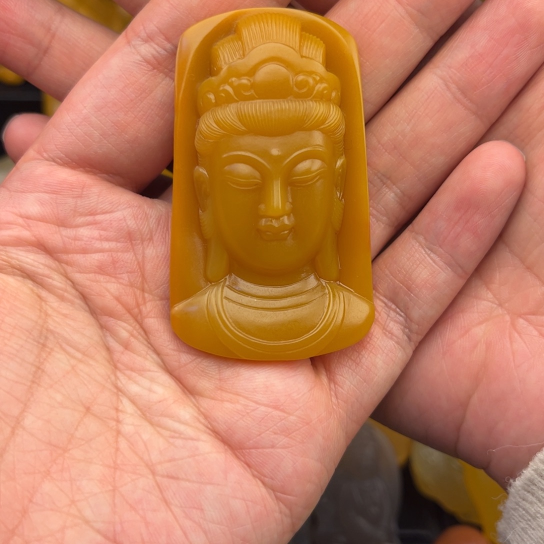 ****.石英质玉未镶嵌黄蜡石挂件