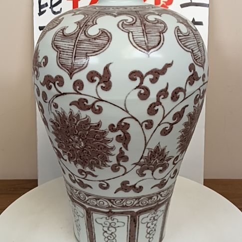 摆件釉里红缠枝莲梅瓶