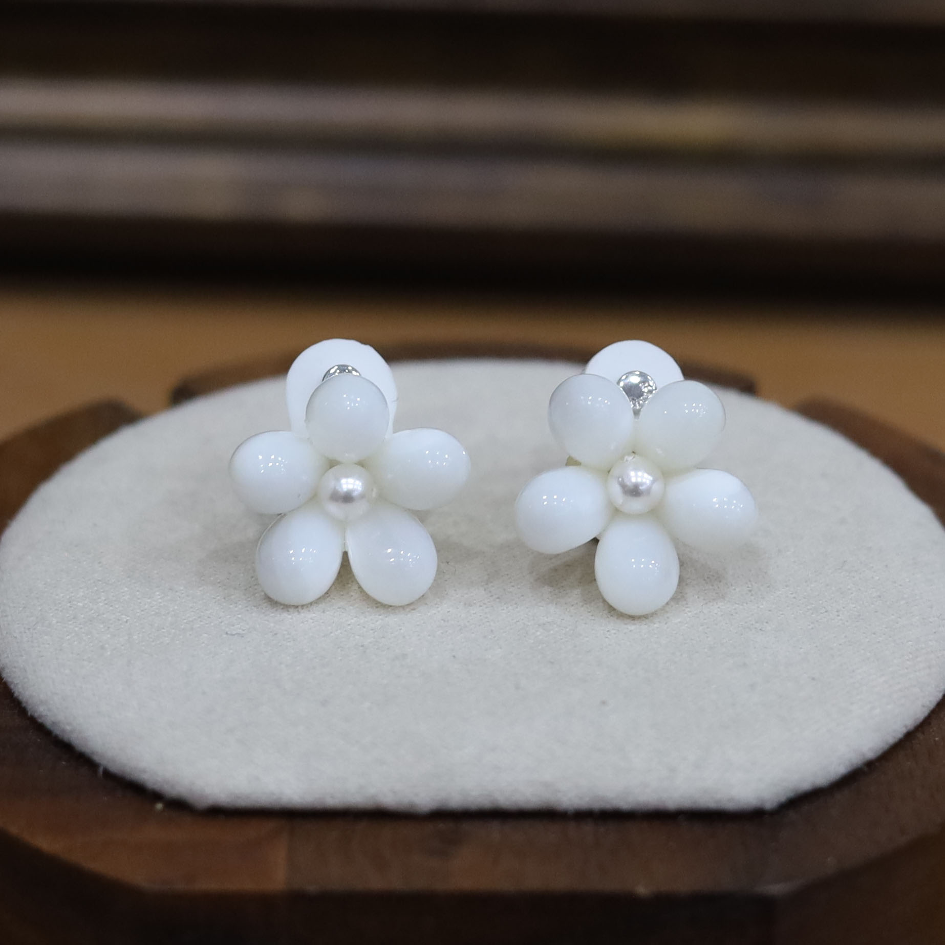 铜合金贝壳耳饰 白色花朵简约风女耳钉手工时尚精致小清新甜美