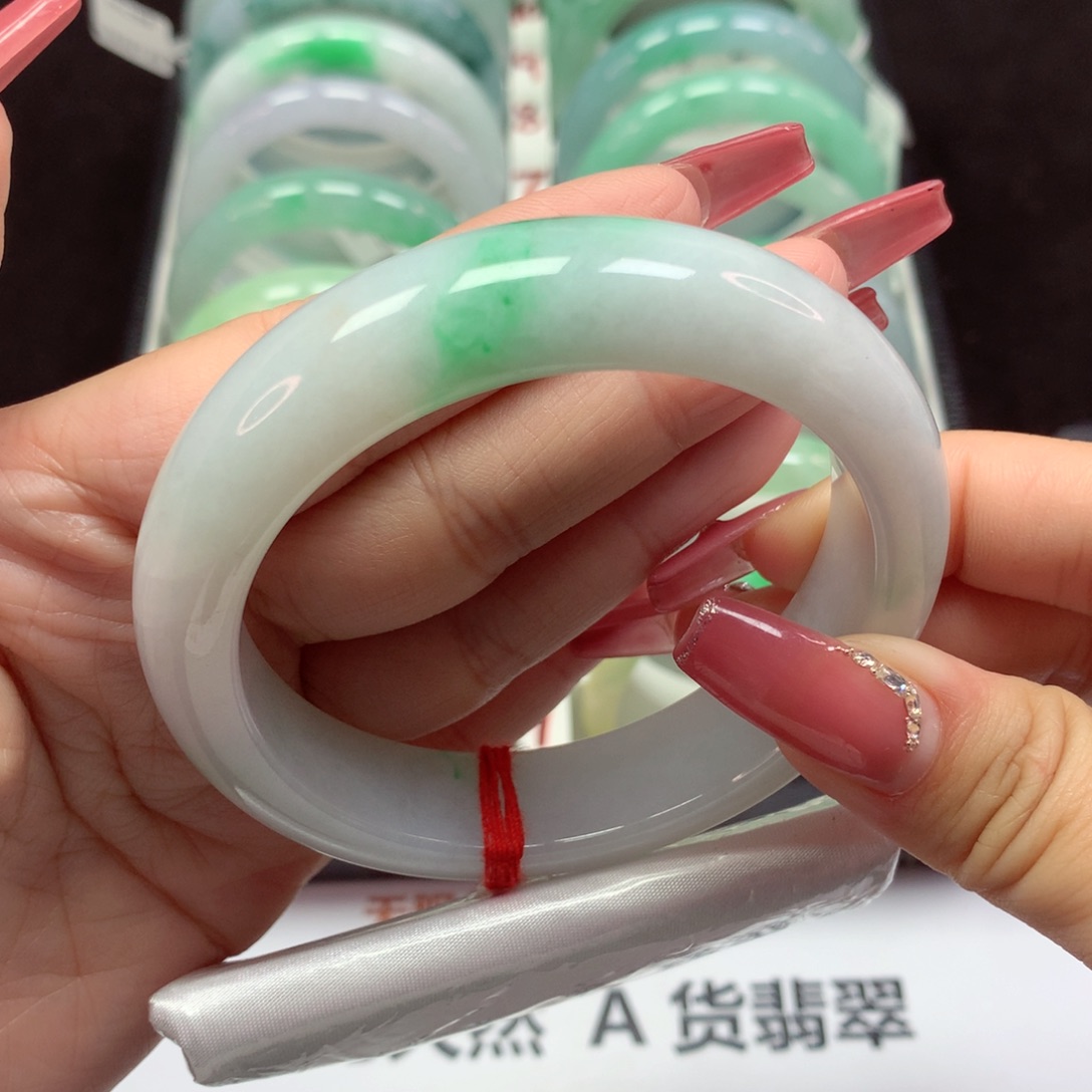 翡翠手镯未镶嵌白底飘抹绿