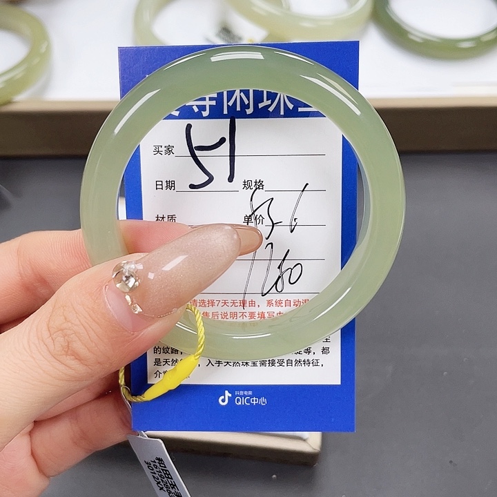 和田玉手镯未镶嵌小**?