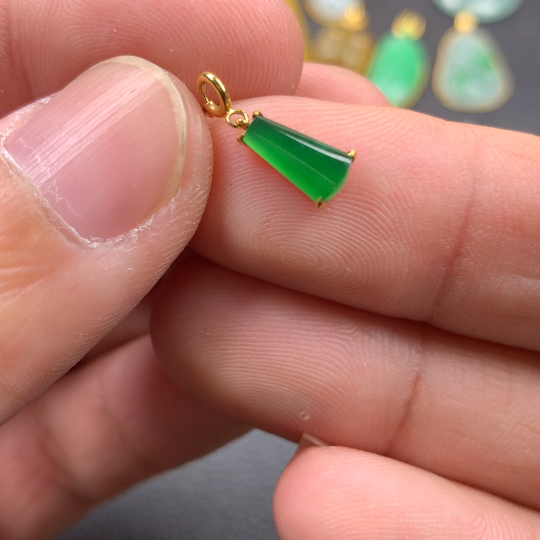 【闪购商品】颈饰18K金镶嵌翡翠翡翠