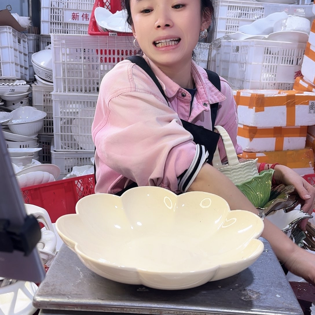 盘微瑕产品………米黄色花朵一个