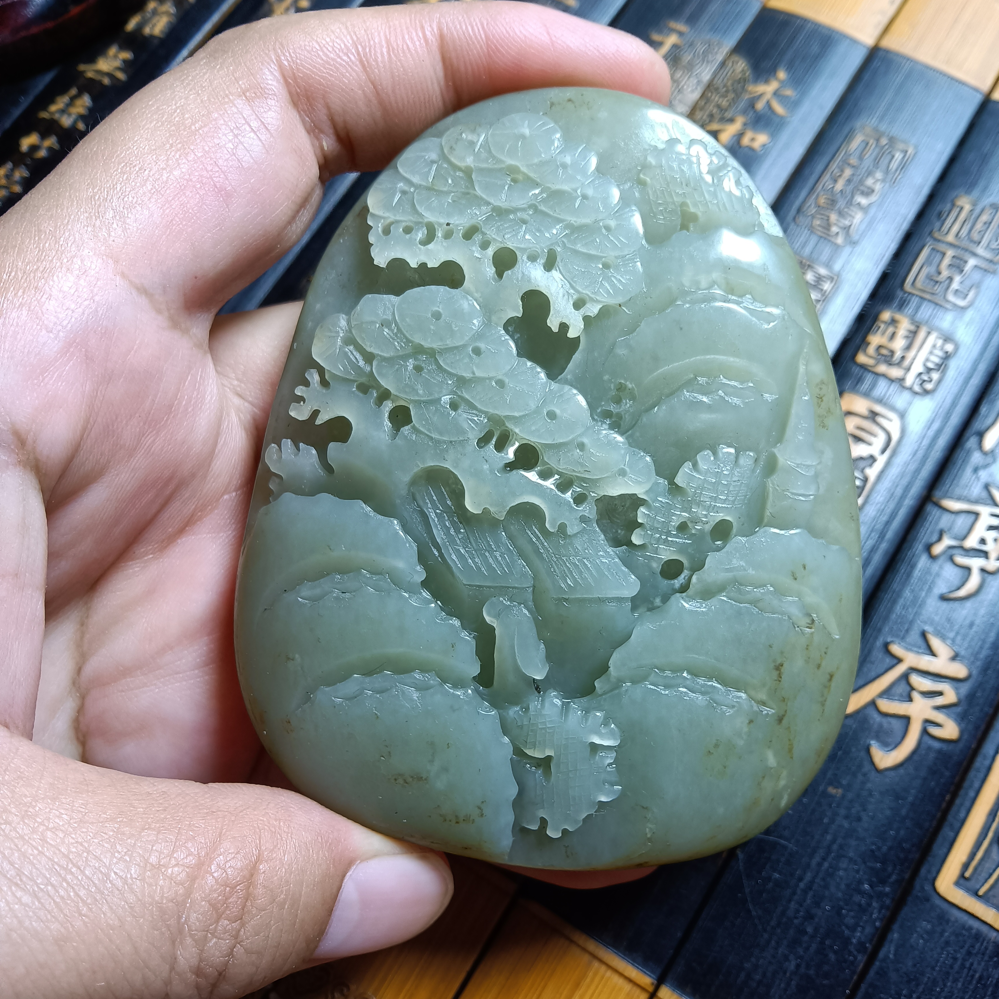 新疆和田玉山水小摆件，手工雕刻揉光净货，天然无优化