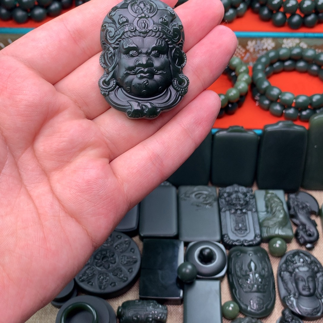 志***程和田玉未镶嵌颈饰