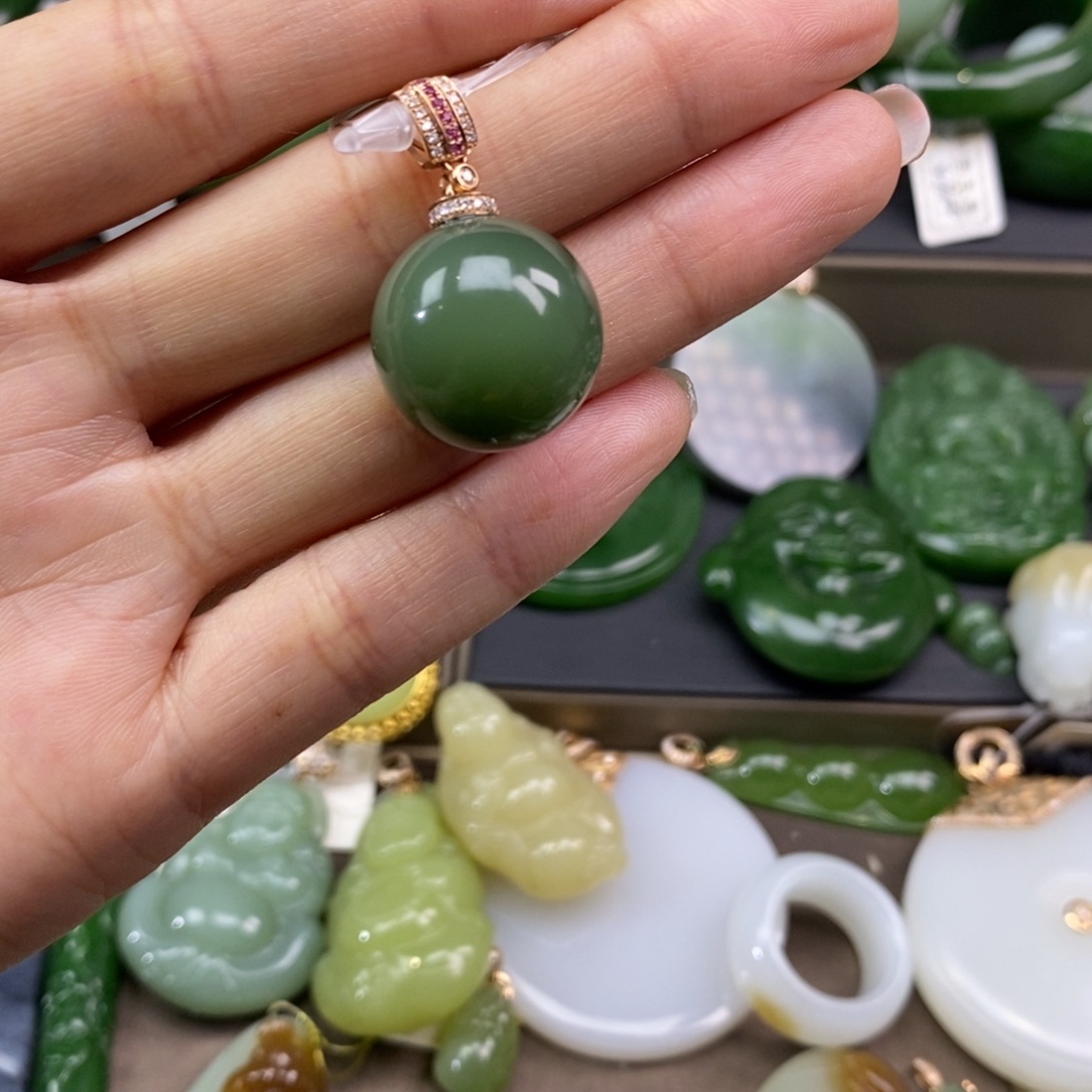 和田玉18K金镶嵌挂件