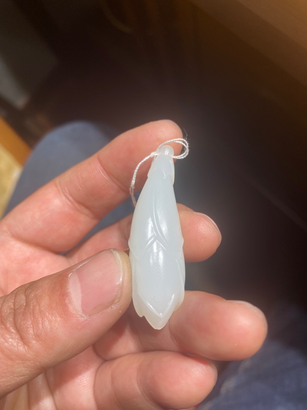 和田玉：玉兰花.47.1/14.1。白白细细润润的.很完美的一件女士挂件