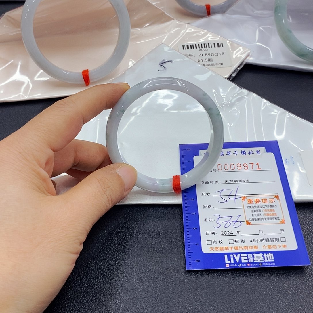 翡翠手镯未镶嵌翡翠手镯