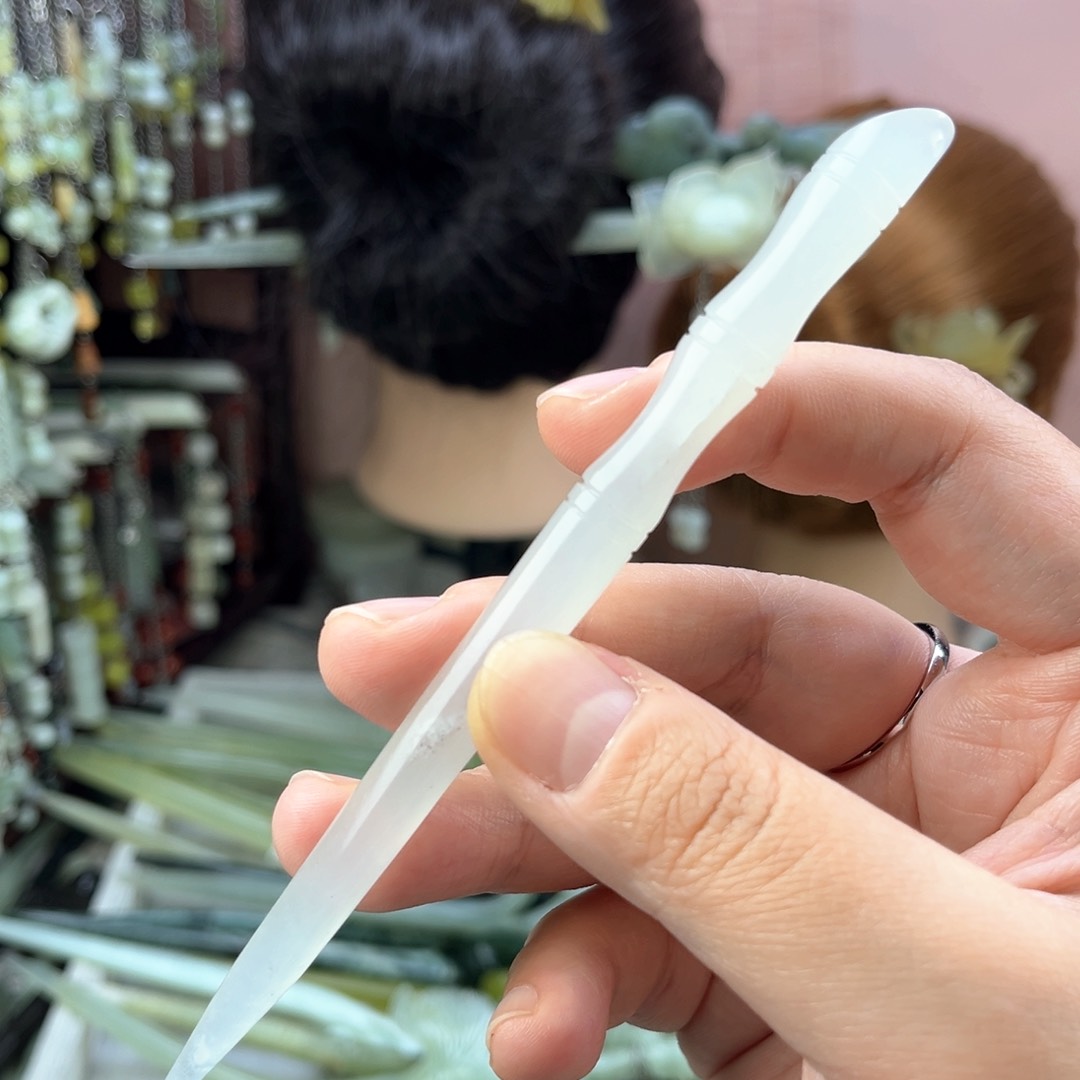 蛇纹石玉发饰未镶嵌长度14.5厘米左右，有瑕疵