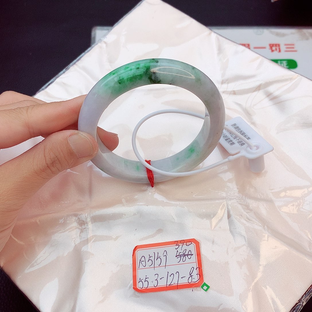 翡翠手镯未镶嵌翡翠