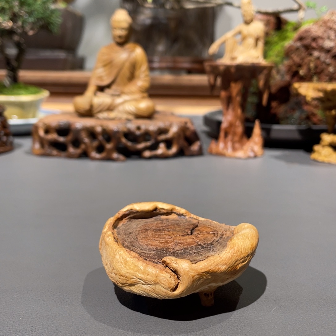 木熙**主荔枝木底座工艺品