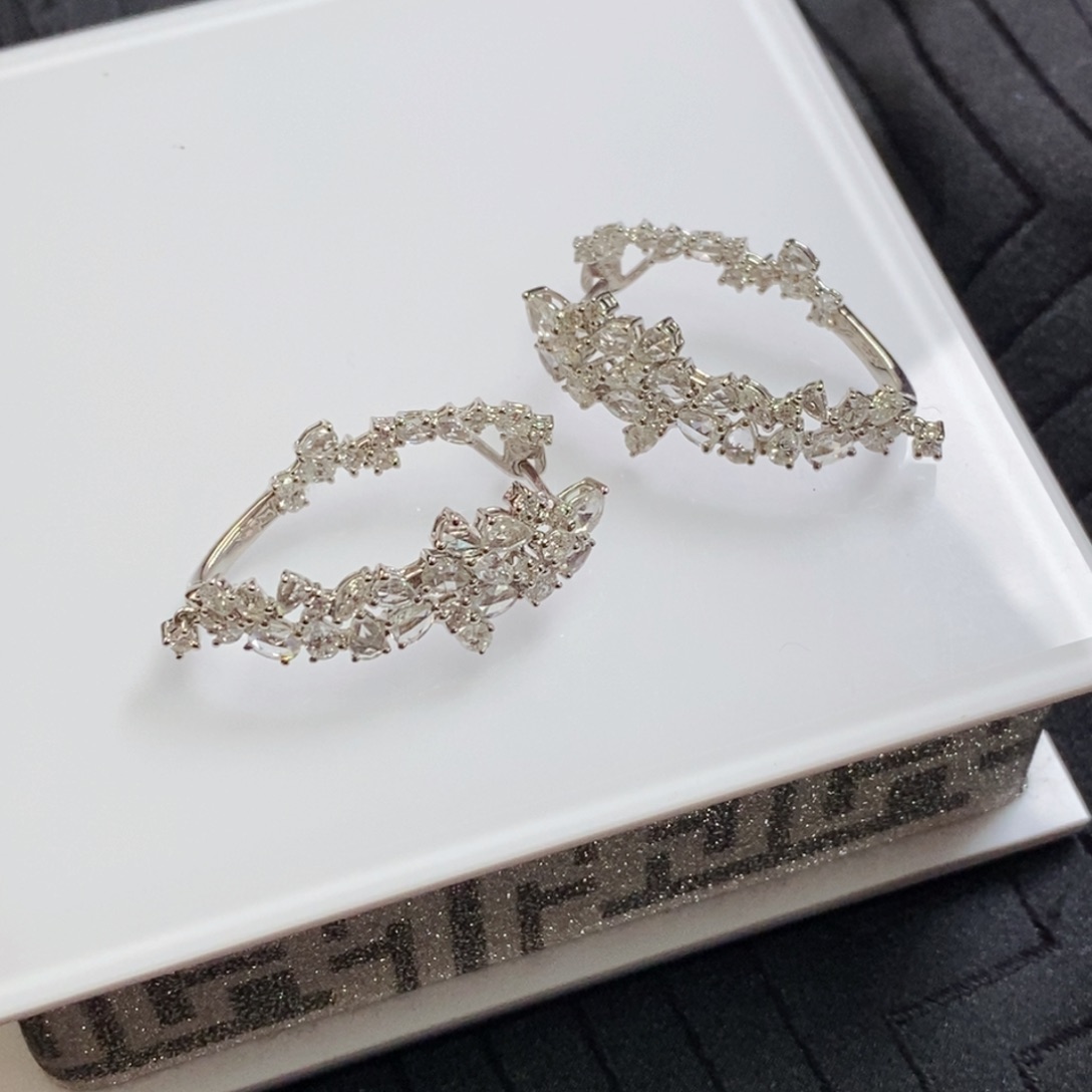 L****钻石耳饰18K金镶嵌设计款耳包