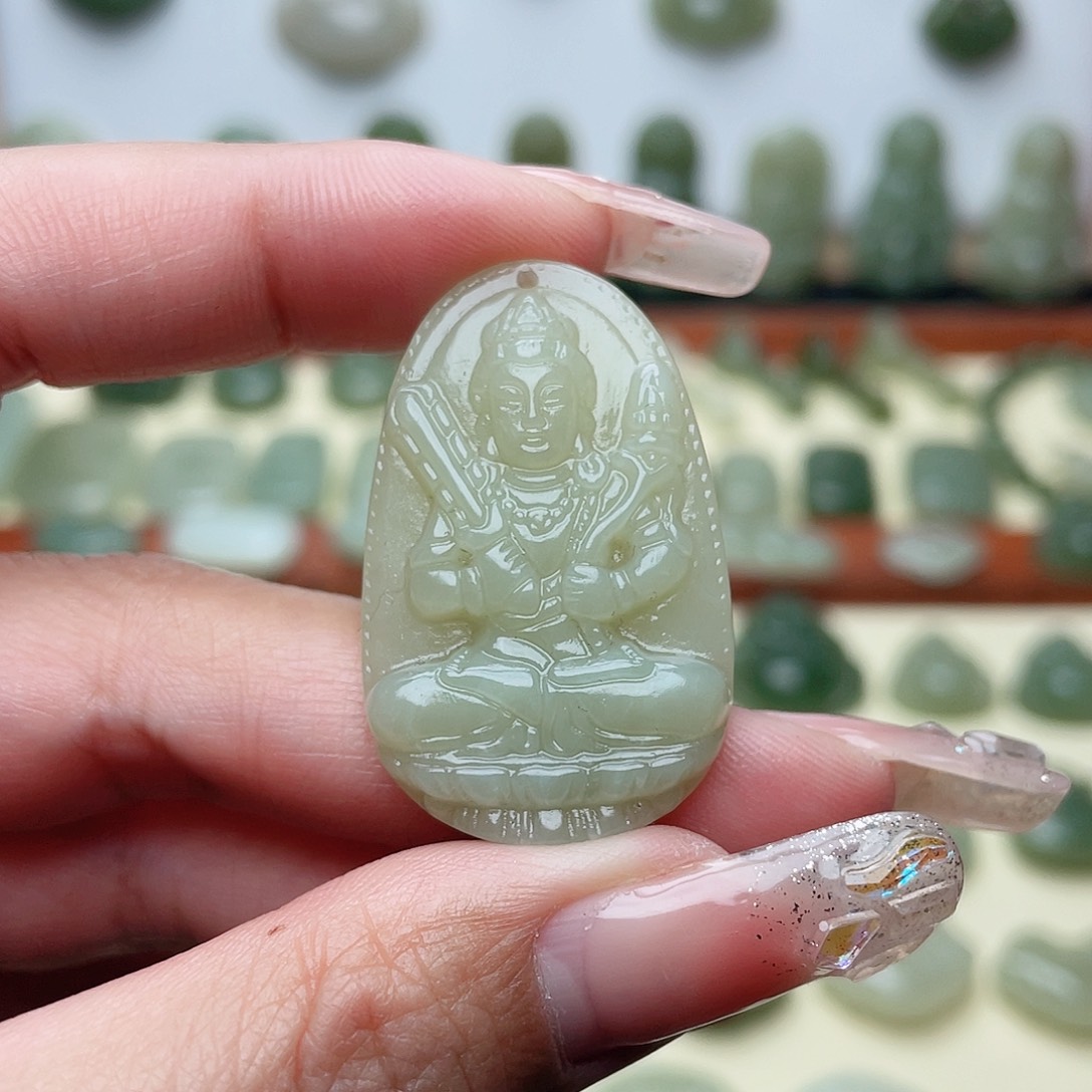 和田玉颈饰未镶嵌红****?