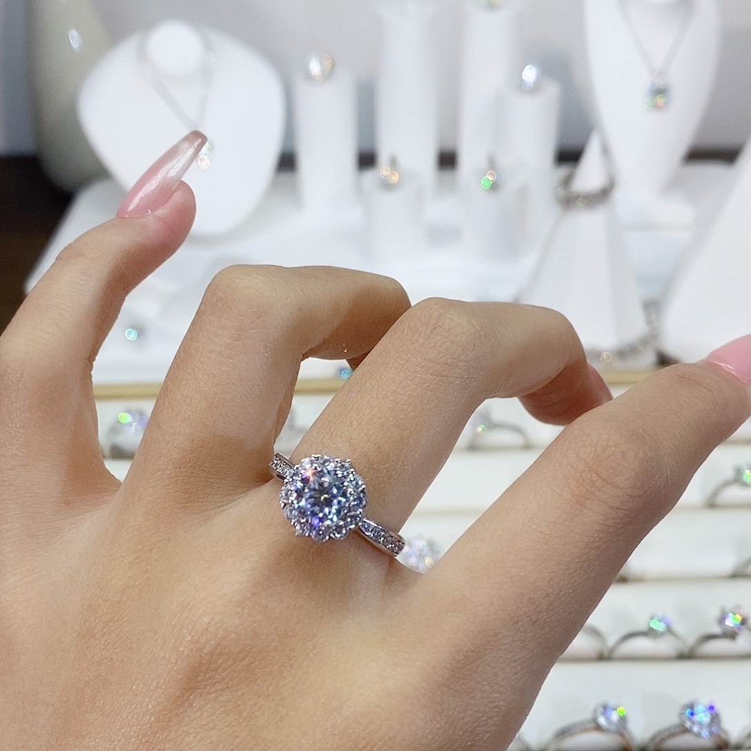 925银合成碳硅石灿若星辰1克拉9圈口