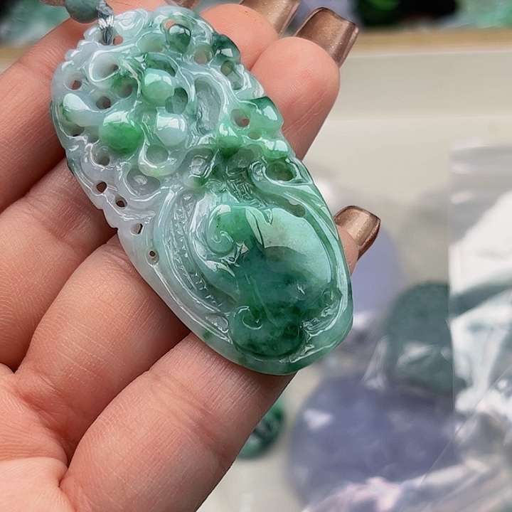 坏***事翡翠未镶嵌颈饰挂件