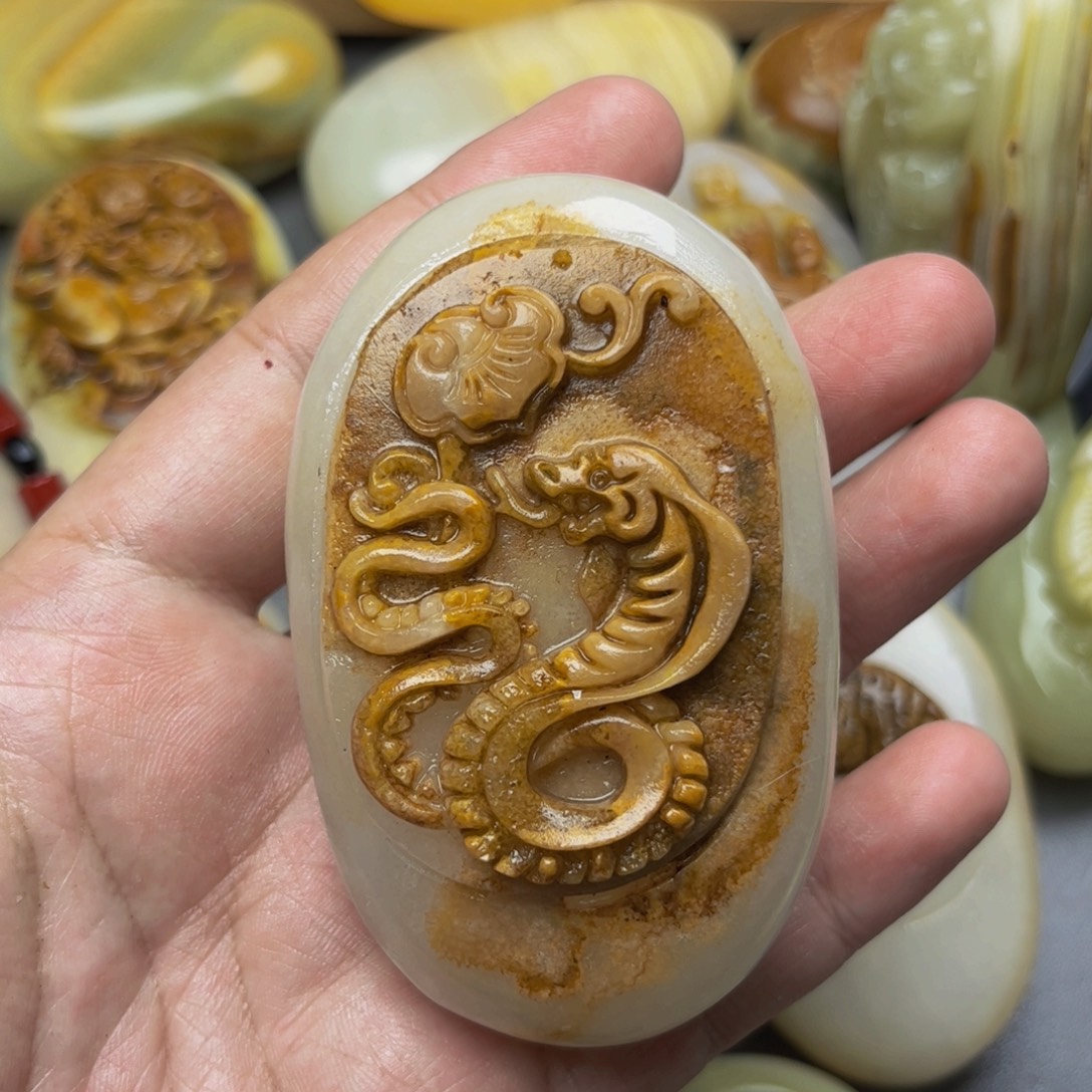 石材方解石手把件蛇