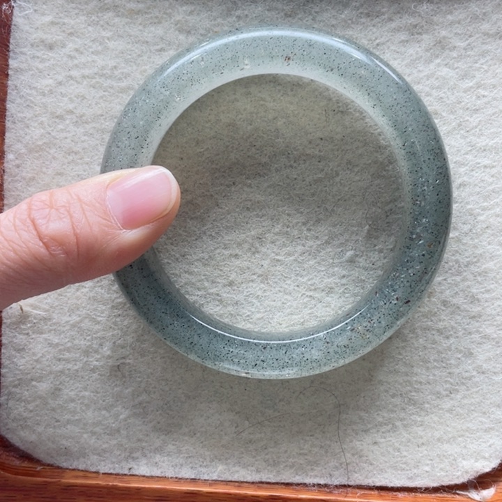 石英质玉手镯未镶嵌小*佘太翠福利冰灰手镯