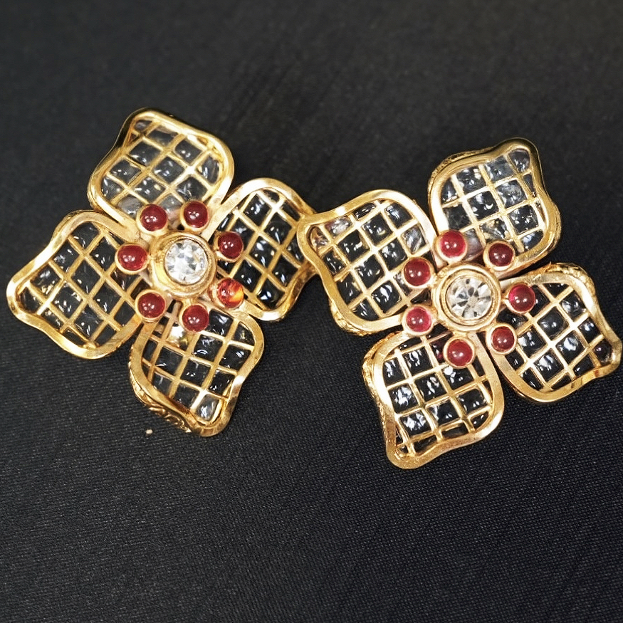 Chanel 琉璃四叶花朵耳夹