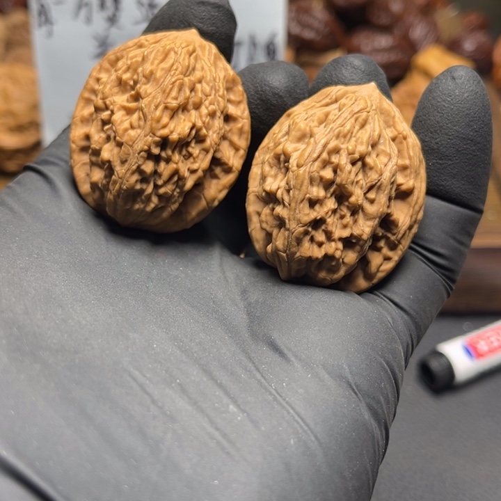 把件文玩核桃尖有一丝黄【手捻麦穗虎头】