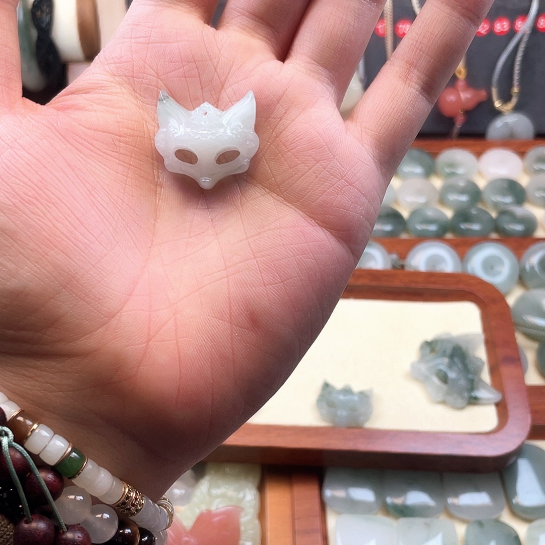 石英质玉未镶嵌颈饰